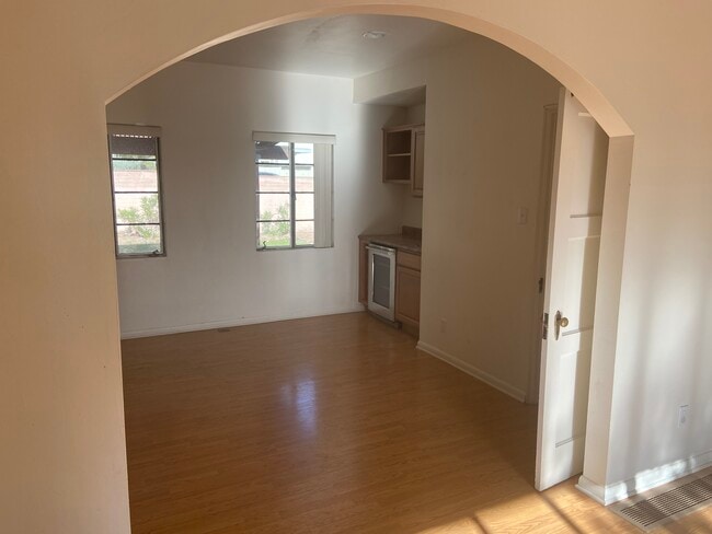 Building Photo - 428 N Treat Ave