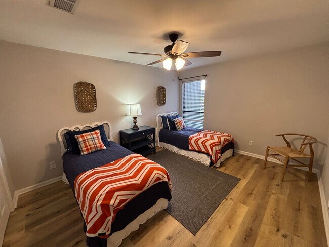 Building Photo - 3 Bedroom / 2 Bath End-Unit Condo in Crossland Downs – Across from the AU Vet School