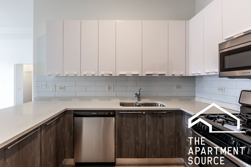 Building Photo - 2700 W North Ave