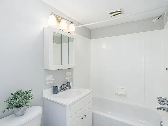 Building Photo - 630 W Fisher Ave