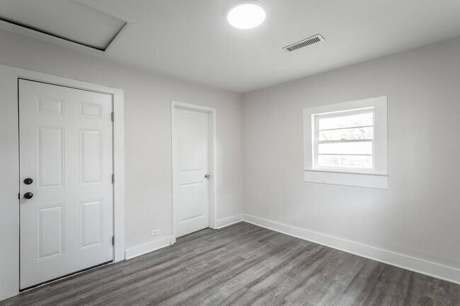 Building Photo - 2 Bedroom Home Just Off Main Street in Mill Town