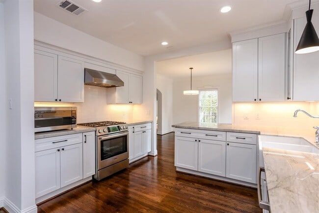 Building Photo - 3125 Wroxton Rd