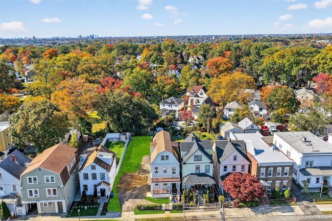 Building Photo - 44 Madeleine Ave