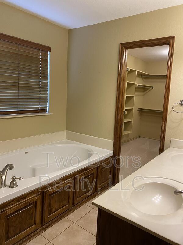 Building Photo - 636 SW 159th St