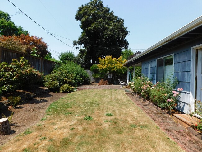 Building Photo - Beautiful Two-Bedroom Home With Large Bonus Room