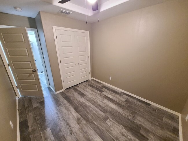 Building Photo - Quaint 3Bed/2Bath With a HUGE YARD!!