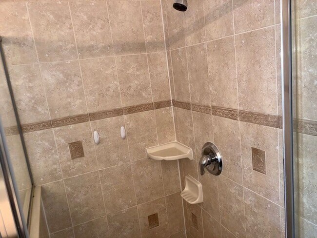 Building Photo - Remodeled Kitchen!! Wonderful Avalon Park-...