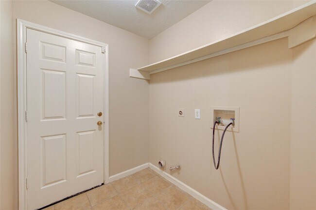 Building Photo - 5349 Pinewood Terrace
