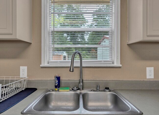 Building Photo - 460 School Ave