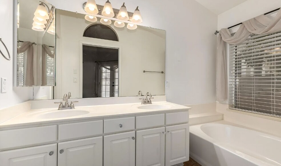 Building Photo - 517 S Paradise Dr