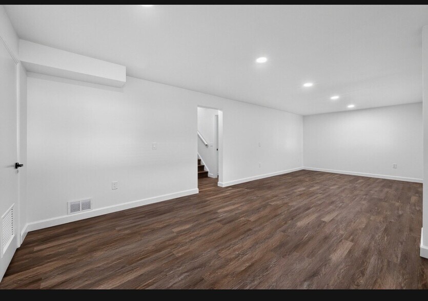 Building Photo - 642 Swan Dr