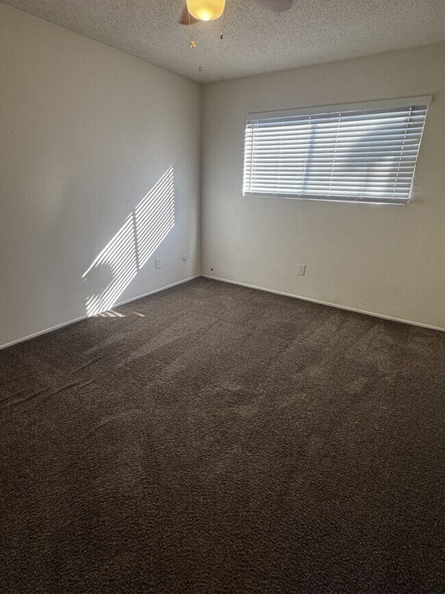 Building Photo - Oakdale-3 bedroom/1 bath Apartment