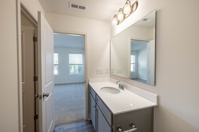 Building Photo - 2 Bedroom Townhome in Lowell