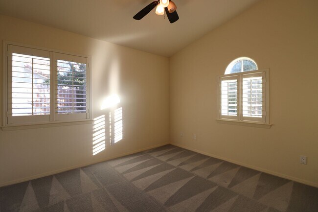 Building Photo - Lovely Mesa Oaks Four Bedroom