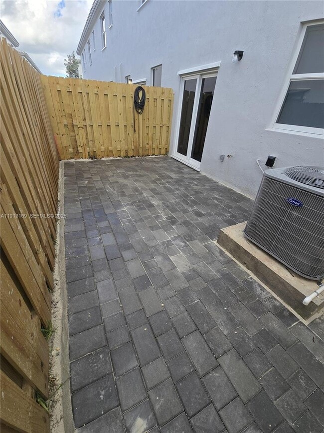 Building Photo - 1076 SE 2nd St