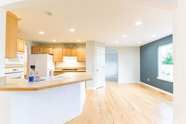 Building Photo - Private Oasis with Panoramic Mountain Views – 4 BR Plus Bonus Room / Office