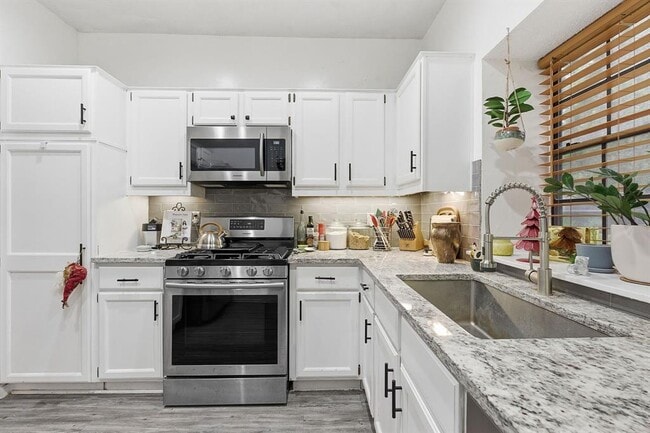 Building Photo - 10819 Crown Colony Dr