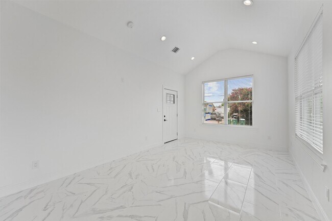 Building Photo - 225 Royder St