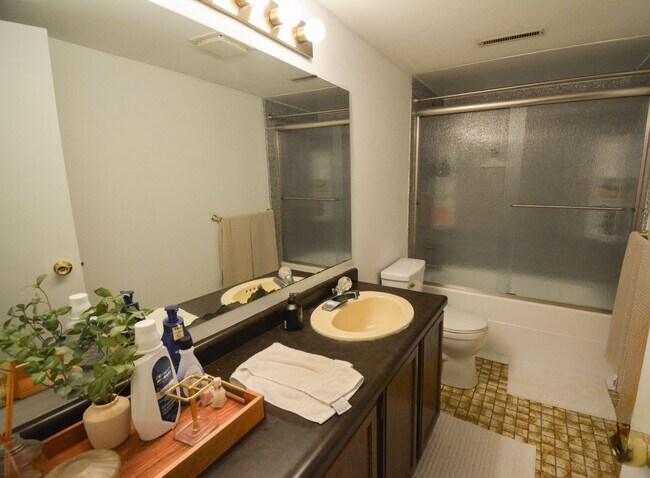 Building Photo - Charming 3-Bed, 2.5-Bath Split-Level Home ...