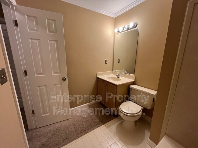 Building Photo - 8642 Pantherburn Cir N