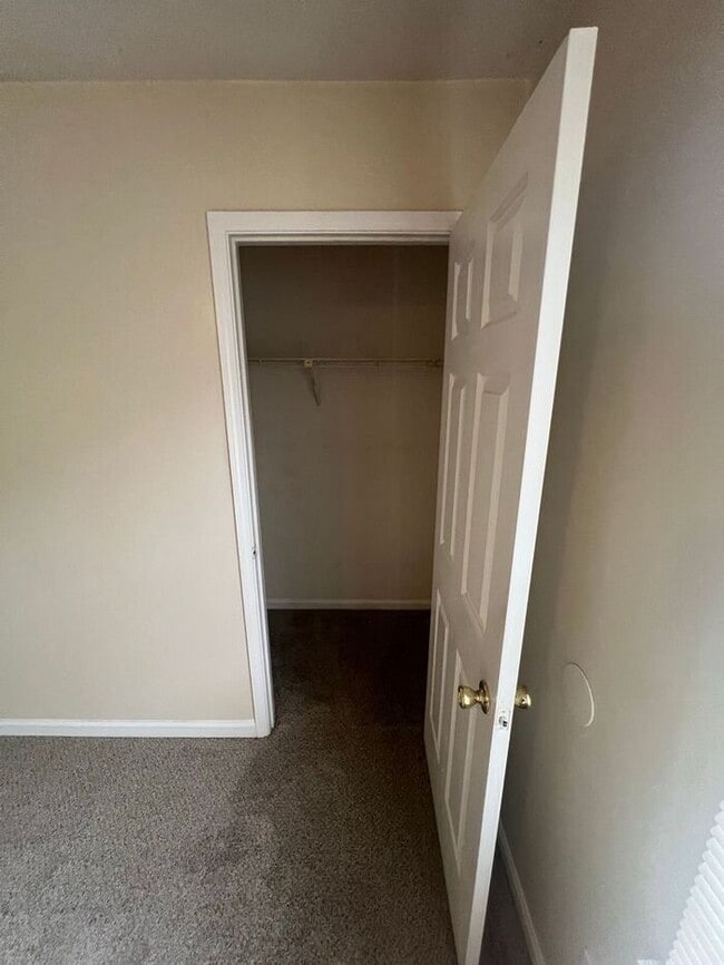 Building Photo - Finally 2 bedroom 1.5 bath available in La...