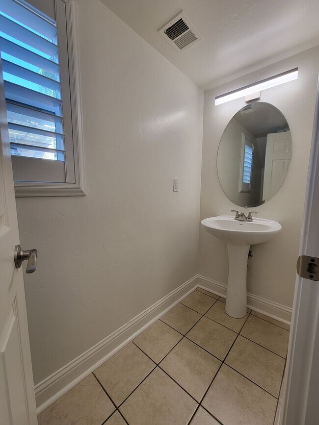 Building Photo - 3 bedroom 2.5 bathroom in desirable NW Visalia Bella Sera gated community!