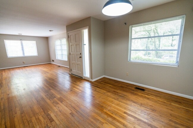 Building Photo - 3BR/2BA Home