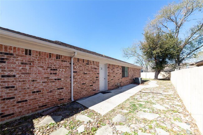 Building Photo - 22538 Market Square Ln