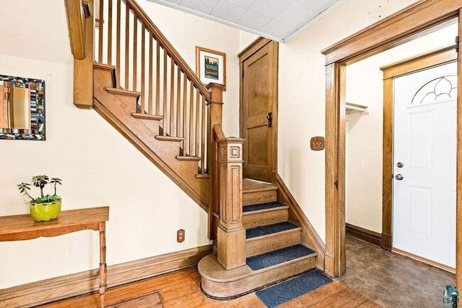 Building Photo - Available For A July/August 1st - 3 Bedroo...