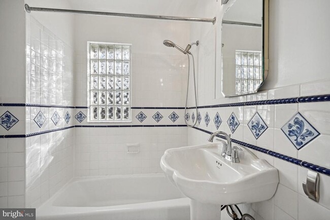 Building Photo - 313 E Mason Ave