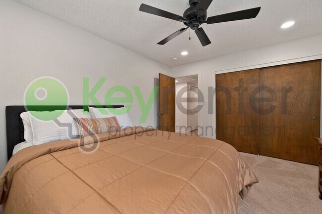 Building Photo - 9635 Oak Leaf Way