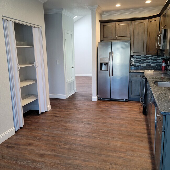 Building Photo - 812 15th St