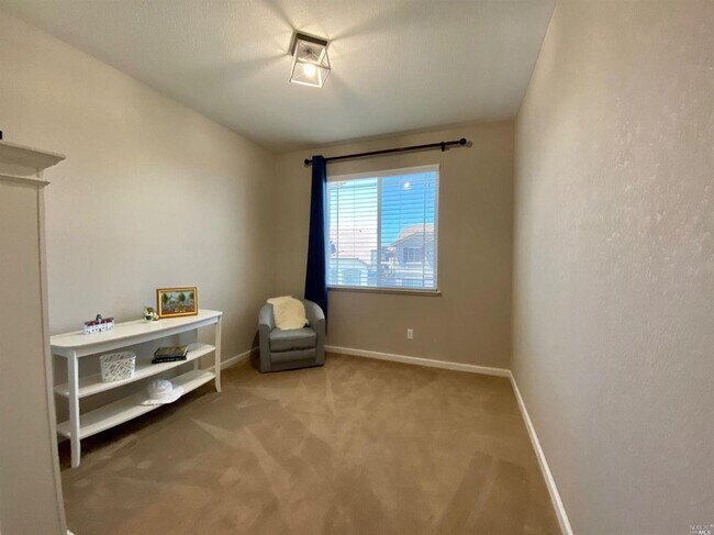 Building Photo - Living in Luxury in a Peaceful Setting