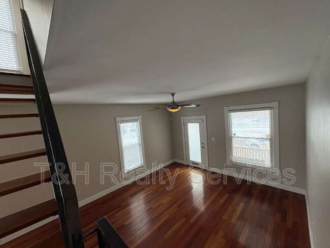 Building Photo - 1820 E 12th St