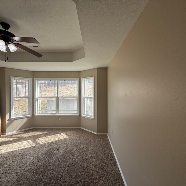 Building Photo - Quiet Country Living - Beautiful Available Now