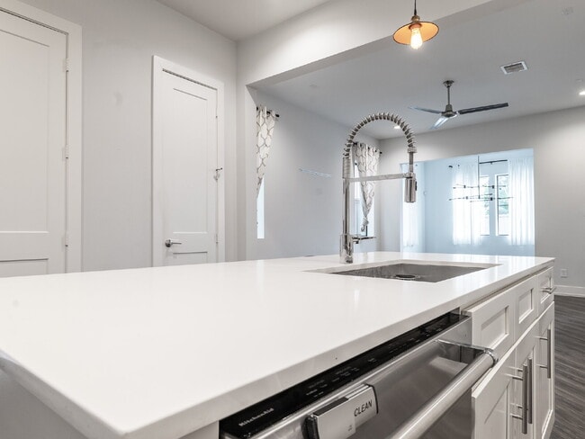 Building Photo - "Charming 4-Bed Houston Haven with Elegance on East 32nd Street!"