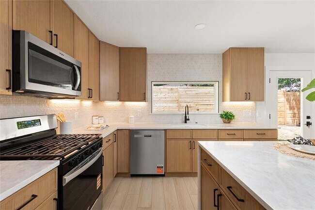 Building Photo - 8708 Cretys Cove