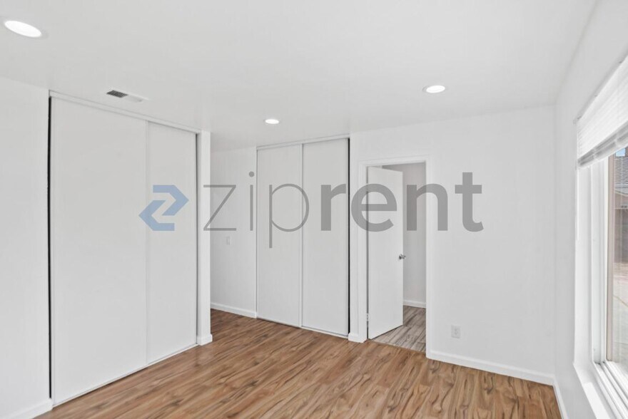 Building Photo - Unit