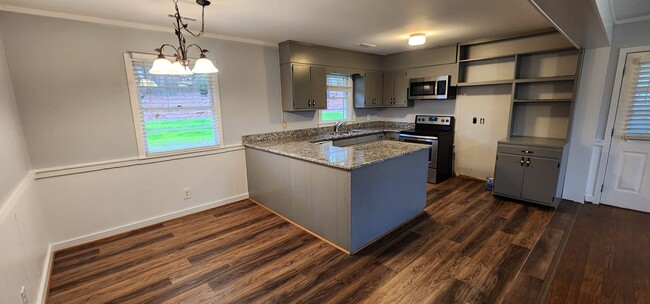 Building Photo - Great private home convenient to I40, Airport and Farmers Market