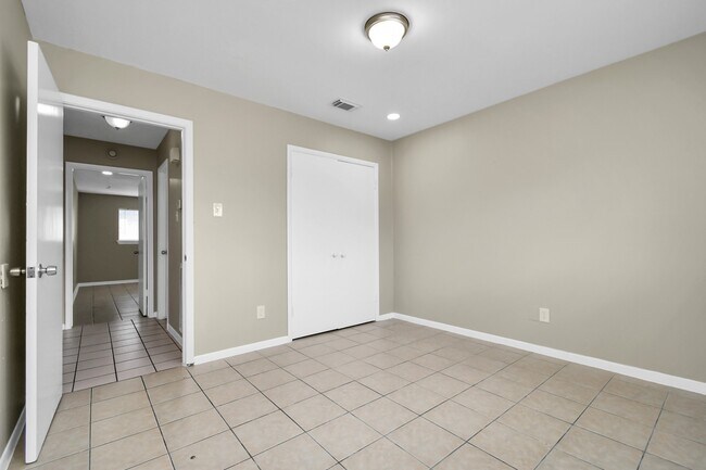 Building Photo - 1736 Crestdale Dr