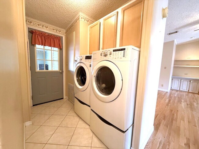 Building Photo - Large and Spacious 3/3 on near half acre NO HOA!