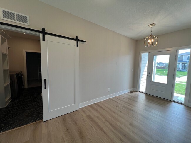 Building Photo - 460 NW Gracewood Dr