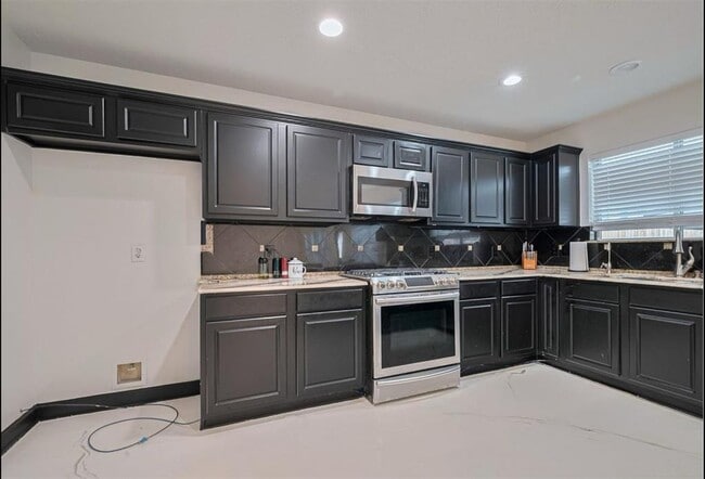 Building Photo - 13703 Broad Oaks Ln