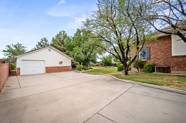Building Photo - "Spacious 4-Bedroom, 4.5 Bathroom 4792 sq. ft. Retreat with Scenic Views and Cozy Fireplace in St...
