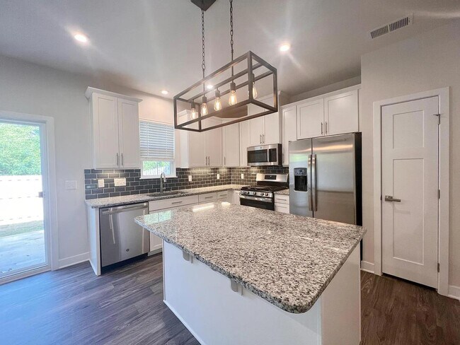 Building Photo - 131 Lilywood Ct