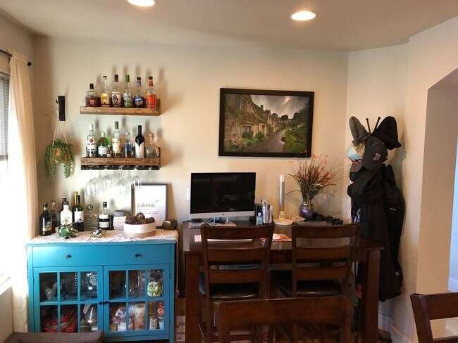 Building Photo - Charming 2br 1.5ba Two Level Condo in Dist...