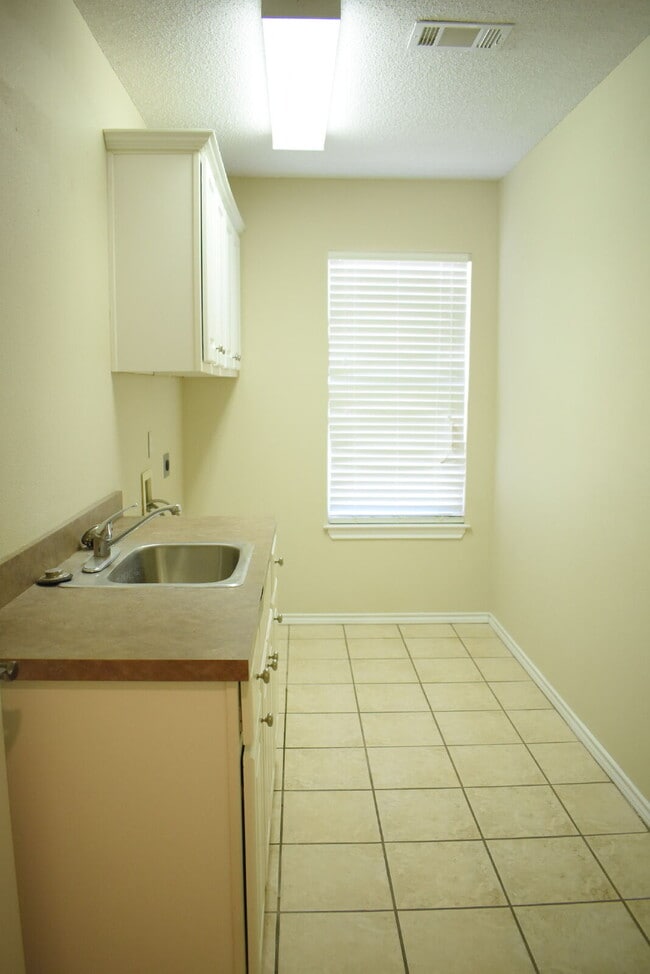Building Photo - Updated Duplex with Large Basement in Cooper School District!