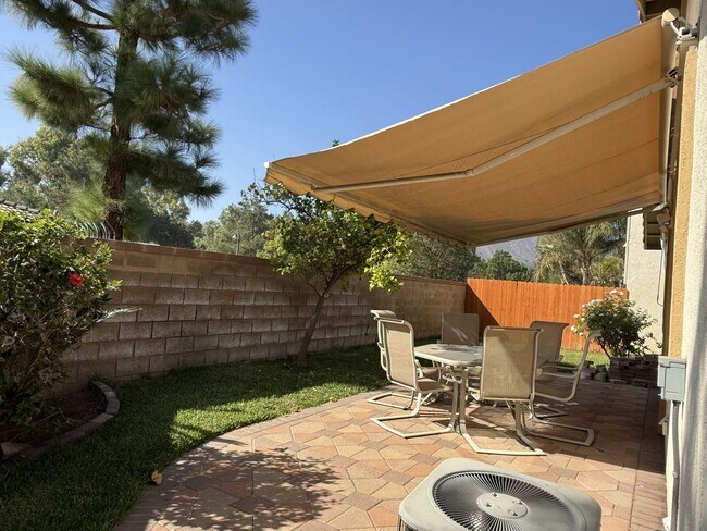 Building Photo - Spacious single story 2-bed home with an o...