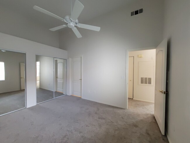 Building Photo - Gorgeous Henderson Condo with garage!