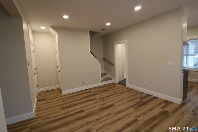 Building Photo - 6 Mary St